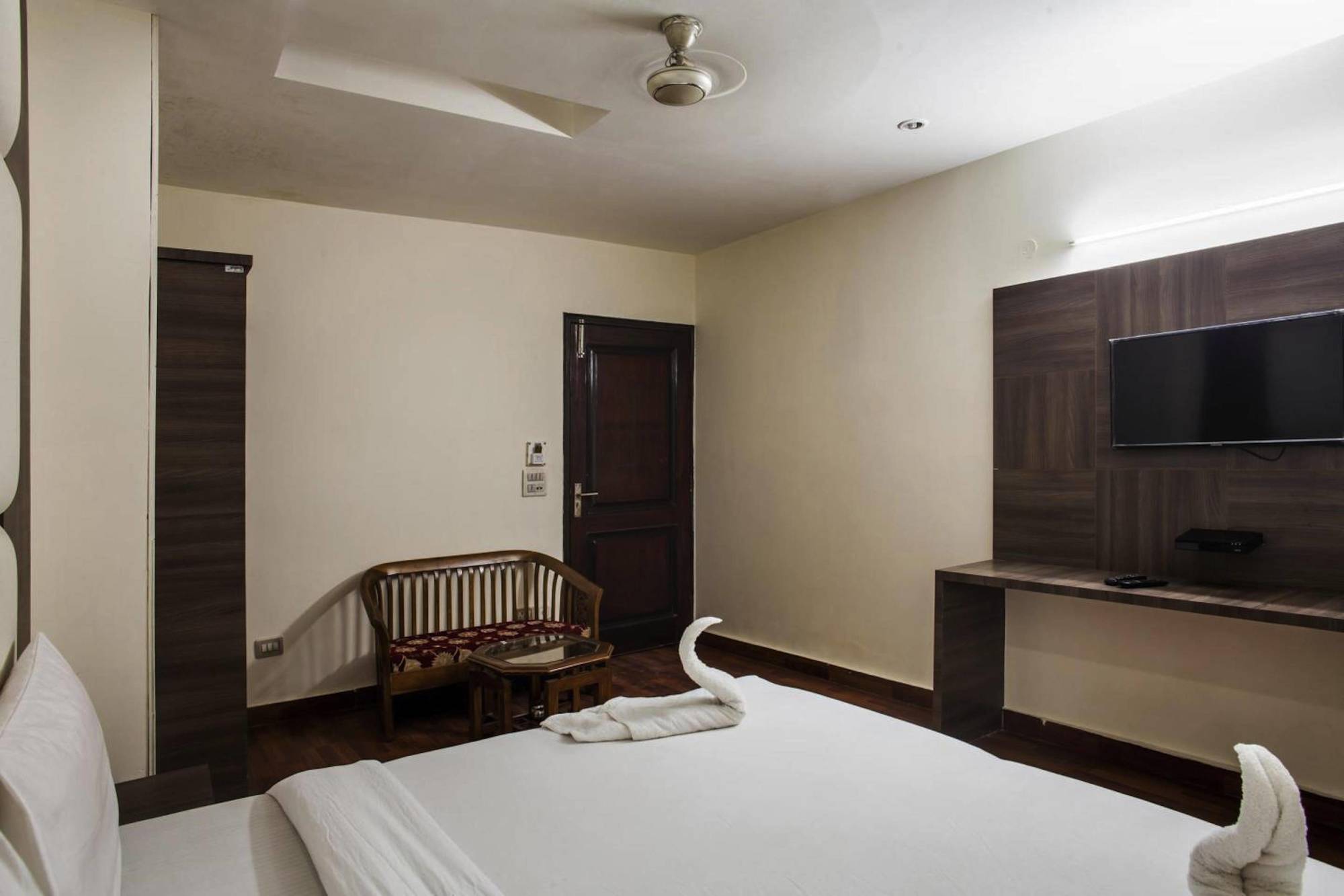 Hotel Karat 87 Inn New Delhi Exterior photo