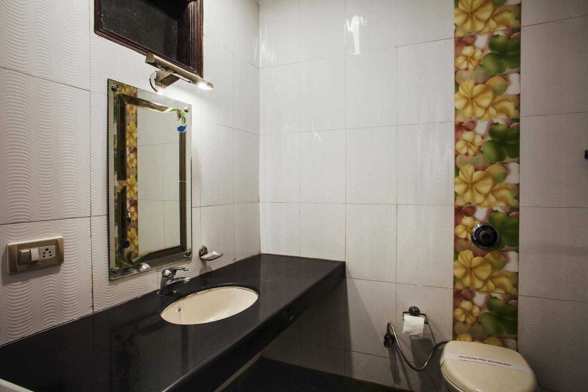 Hotel Karat 87 Inn New Delhi Exterior photo