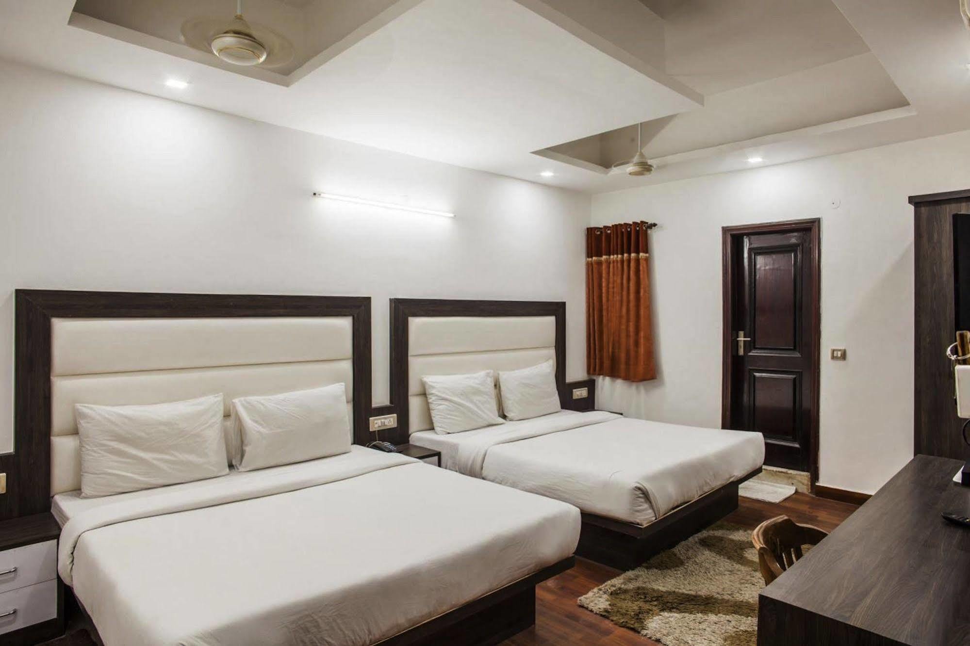 Hotel Karat 87 Inn New Delhi Exterior photo